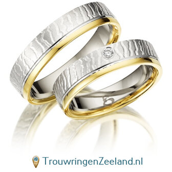 Trouwringen in 9*/14/18 karaat bicolour witgoud met fijne print mat en geelgouden rand gepolijst met in de damesring 1 diamant per paar