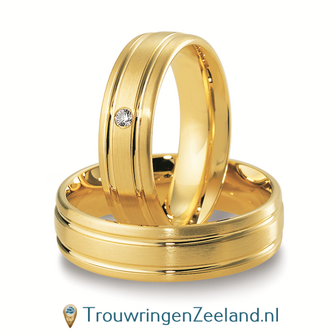 Trouwringen in 8*/14/18 karaat geelgoud met in de damesring 1 diamant per paar