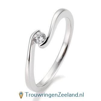 Verlovingsring witgoud golvend met 0,10 ct diamant in 14 of 18 karaat  vanaf