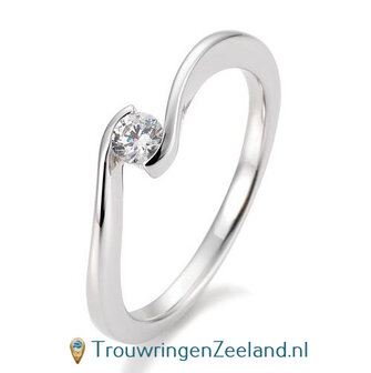 Verlovingsring witgoud golvend met 0,15 ct diamant in 14 of 18 karaat  vanaf