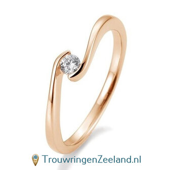 Verlovingsring ros&eacute;goud golvend met 0,10 ct diamant in 14 of 18 karaat  vanaf