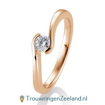 Verlovingsring ros&eacute;goud golvend met 0,25 ct diamant in 14 of 18 karaat  vanaf