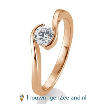 Verlovingsring ros&eacute;goud golvend met 0,50 ct diamant in 14 of 18 karaat  vanaf