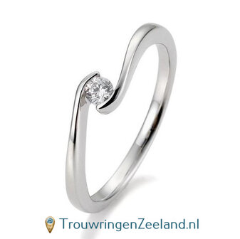 Verlovingsring platina 950 golvend met 0,10 ct diamant