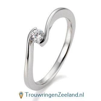 Verlovingsring platina 950 golvend met 0,15 ct diamant