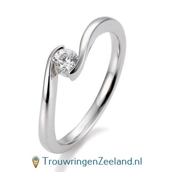 Verlovingsring platina 950 golvend met 0,20 ct diamant