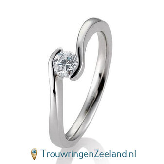 Verlovingsring platina 950 golvend met 0,30 ct diamant