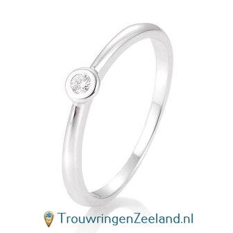 Verlovingsring witgoud met ronde zetting en 0,05 ct diamant in 14 of 18 karaat 