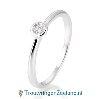 Verlovingsring witgoud met ronde zetting en 0,10 ct diamant in 14 of 18 karaat 