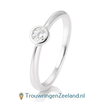 Verlovingsring witgoud met ronde zetting en 0,15 ct diamant in 14 of 18 karaat 