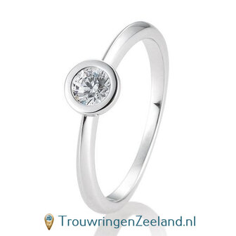 Verlovingsring witgoud met ronde zetting en 0,30 ct diamant in 14 of 18 karaat 