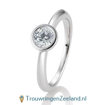 Verlovingsring witgoud met ronde zetting en 0,60 ct diamant in 14 of 18 karaat 