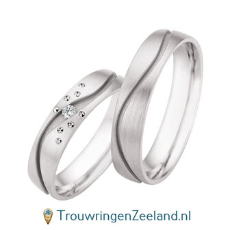 Trouwringen in 8*/14/18 karaat witgoud mat met 1 diamant in een golf gezet per paar