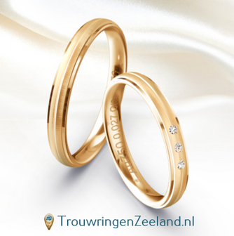 Trouwringen in 9*/14/18 karaat abrikoos goud schuinmat met 3 diamanten