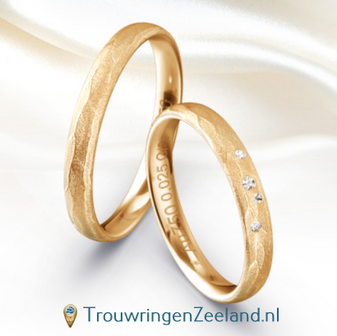 Trouwringen in 9*/14/18 karaat abrikoos goud boomschors met 4 diamant fantasie gezet