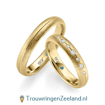 Trouwringen in 14 karaat witgoud met glamour bewerking en in de damesring 3 grote en 4 kleinere diamanten