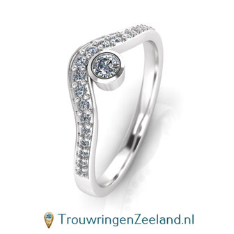 Verlovingsring 14/18 karaat witgoud met grote diamant als middensteen en 19 diamanten in een V vorm