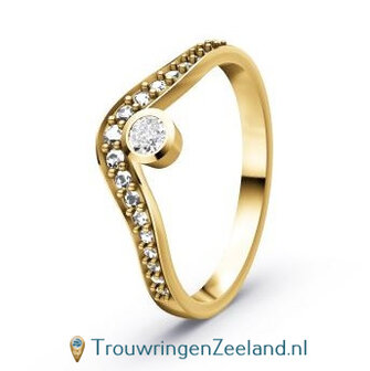 Verlovingsring 14/18 karaat geelgoud met grote diamant als middensteen en 19 diamanten in een V vorm