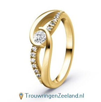 Verlovingsring 14/18 karaat geelgoud met een grote diamant als middensteen en 12 diamanten golvend er omheen