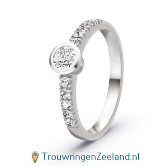 Verlovingsring 14/18 karaat witgoud met een grote diamant als middensteen en 10 diamanten aan weerszijden