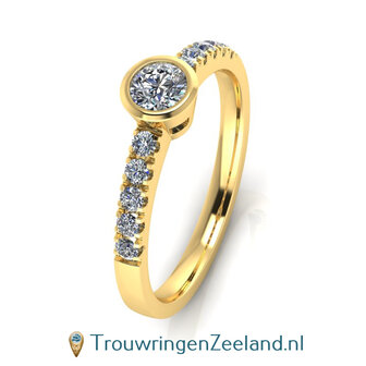 Verlovingsring 14/18 karaat geelgoud met een grote diamant als middensteen en 10 diamanten aan weerszijden