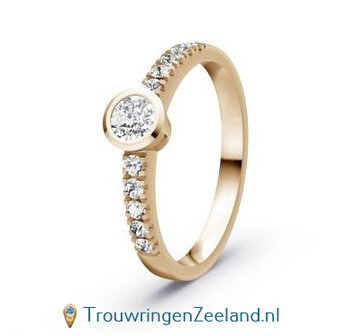 Verlovingsring 14 karaat champagne goud met een grote diamant als middensteen en 10 diamanten aan weerszijden