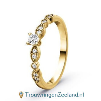 Verlovingsring 14/18 karaat geelgoud met een grote diamant als middensteen en 10 diamanten aan weerszijden in een parelrand