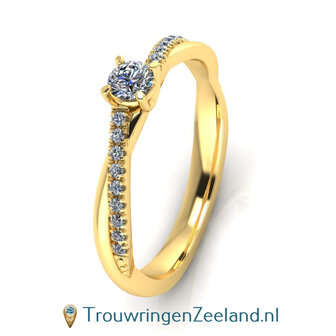 Verlovingsring 14/18 karaat geelgoud met een grote diamant als middensteen en 18 diamanten overslag op de ring