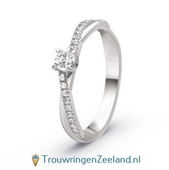 Verlovingsring in platina 950 met een grote diamant als middensteen en 18 diamanten overslag op de ring
