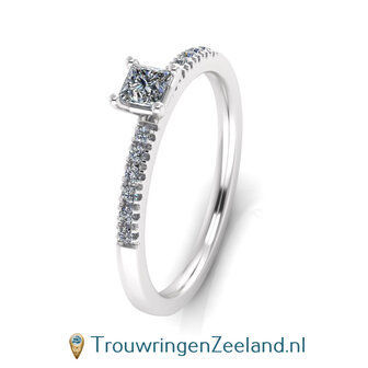 Verlovingsring 14/18 karaat witgoud met een diamant in 4 punt vatting en aan weerszijden 6 diamanten
