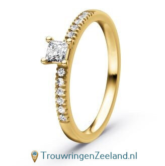 Verlovingsring 14/18 karaat geelgoud met een diamant in 4 punt vatting en aan weerszijden 6 diamanten