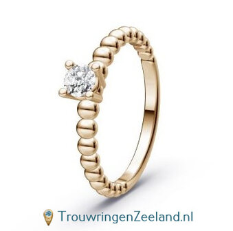 Verlovingsring 14 karaat champagne goud met een diamant in 4 punt vatting en bolletjes profiel
