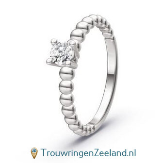 Verlovingsring in platina 950 met een diamant in 4 punt vatting en bolletjes profiel