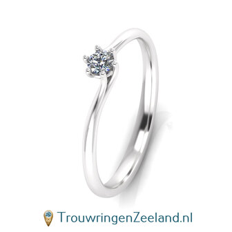 Verlovingsring 14/18 karaat witgoud met een diamant in een elegante 6 punt vatting 
