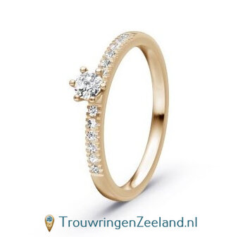 Verlovingsring 14 karaat champagne goud met een diamant in een 6 punt vatting en aan weerszijden 6 diamanten