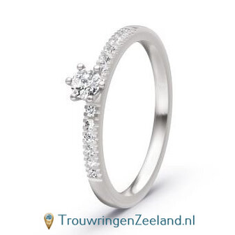Verlovingsring in platina 950 met een diamant in een 6 punt vatting en aan weerszijden 6 diamanten