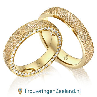 Trouwringen in 14 of 18 karaat geelgoud criss cross mat met in de damesring 41 diamanten in de rand geheel rondom geplaatst