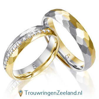 Trouwringen in 14 of 18 karaat bicolour witgoud en geelgoud gehamerd mat met in de damesring 15 diamanten schuin gezet per paar