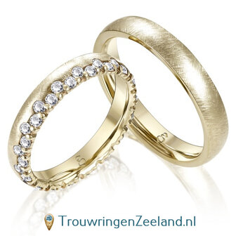 Trouwringen in 14 of 18 karaat geelgoud kruismat bewerkt met in de damesring 36 diamanten als een kroon om en om geplaatst per paar