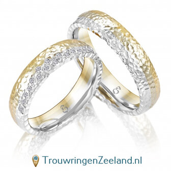 Trouwringen in 14 of 18 karaat tricolour geelgoud champagne goud en witgoud frozen en speciale randafwerking met in de damesring 16 diamanten fantasie gezet per paar