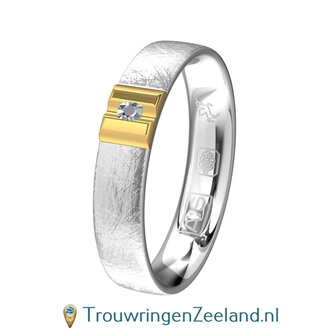Trouwringen in argentium ijsmat en 14 karaat geelgoud glans in damesring een witte en in herenring zwarte diamant per paar 
