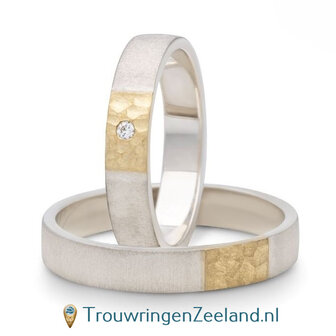 Trouwringen in argentium dwarsmat en 14 karaat geelgoud hamerslag met in de damesring een diamant gecentreerd