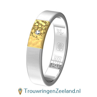 Trouwringen in argentium dwarsmat en 14 karaat geelgoud hamerslag met in de damesring een diamant gecentreerd