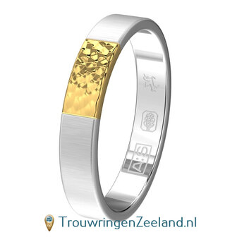 Trouwringen in argentium dwarsmat en 14 karaat geelgoud hamerslag met in de damesring een diamant gecentreerd
