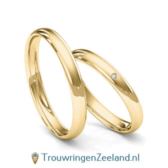 Trouwringen in 8*/14/18 karaat roodgoud gepolijst 3 mm. breed met in de damesring 1 x 0,005 ct diamant