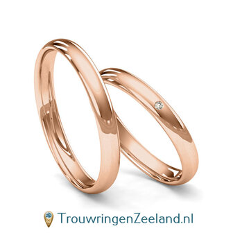 Trouwringen in 8*/14/18 karaat roodgoud gepolijst 3 mm. breed met in de damesring 1 x 0,005 ct diamant