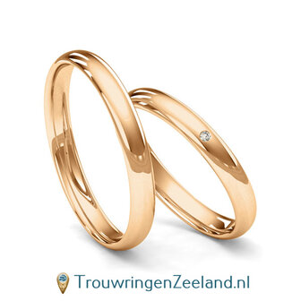 Trouwringen in 8*/14/18 karaat roodgoud gepolijst 3 mm. breed met in de damesring 1 x 0,005 ct diamant