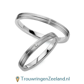 Trouwringen in 8*/14/18 karaat roodgoud mat met V-groef 2,5 mm. breed met in de damesring 1 x 0,008 ct diamant in ovalen zetting