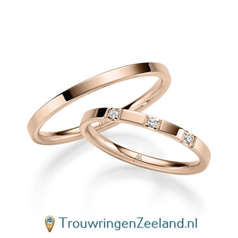 Trouwringen in 8*/14/18 karaat roodgoud glans gepolijst 2,0 mm. breed met in de damesring 3 x 0,015 ct diamanten in 4 puntzetting