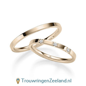 Trouwringen in 8*/14/18 karaat roodgoud glans gepolijst 2,0 mm. breed met in de damesring 3 x 0,015 ct diamanten in 4 puntzetting